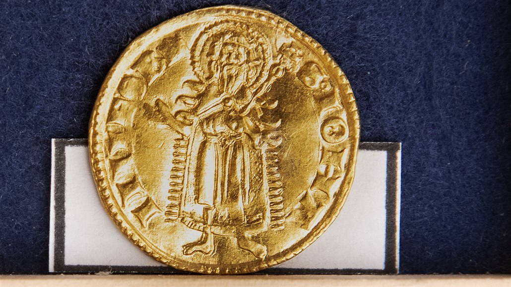 Poklad obsahoval například zlaté uherské dukáty, dukáty Karla IV., dukáty s...