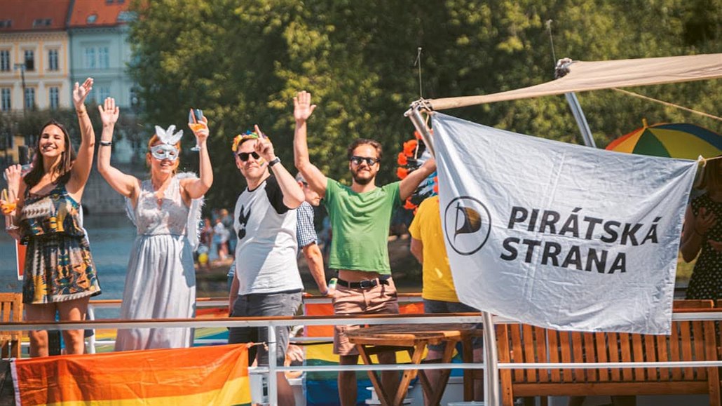 Pirátská lo s bannery na Prague Pride 2020 na Vltav.