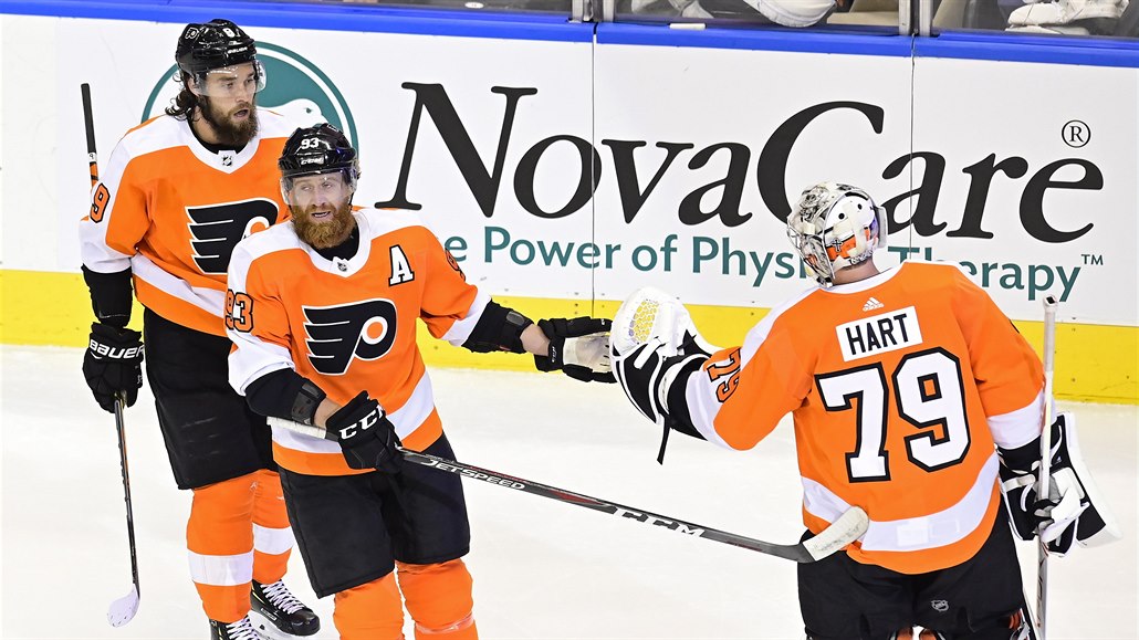 Hrái Philadelphie Jakub Voráek a Carter Hart slaví gól v utkání proti...