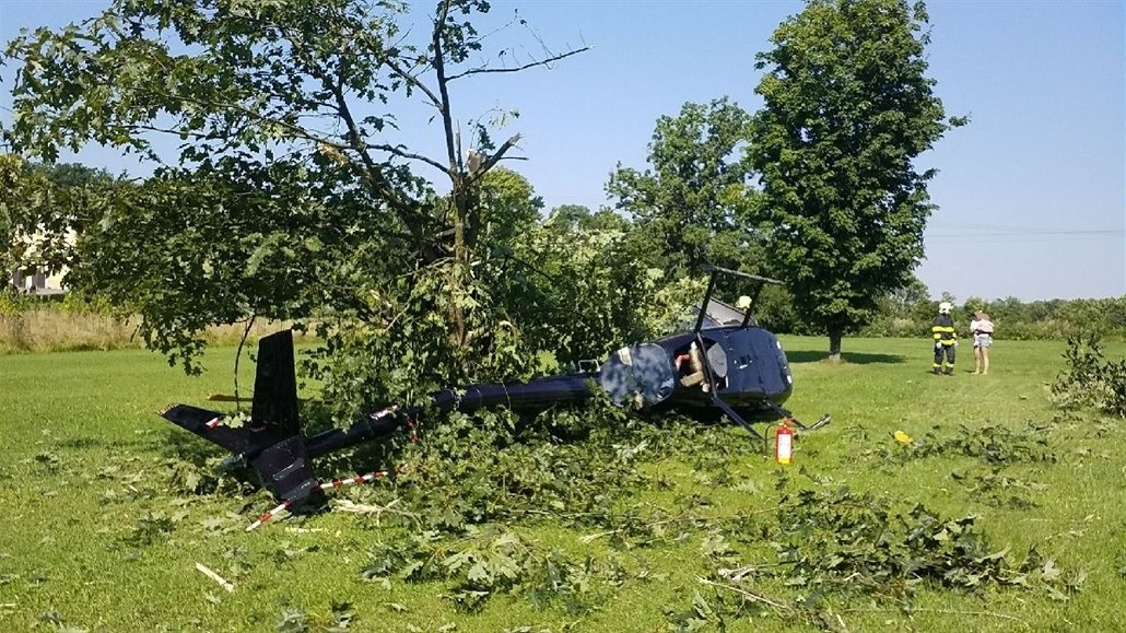 Pi vzletu havaroval vrtulník v zámeckém parku v amberku na Orlickoústecku....