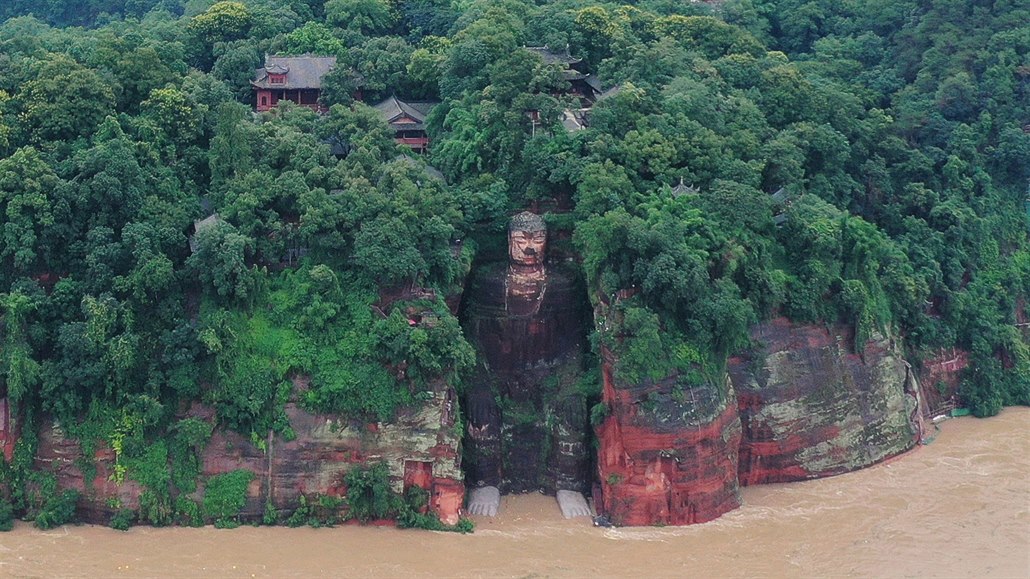 eka zatopila nohy sochy Leanského Buddhy Le-an, Sichuan, ína, 18.srpna...
