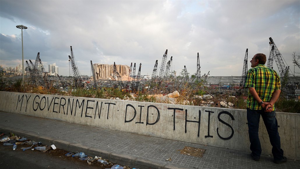 „Tohle udělala moje vláda,“ píše se na obrubníku nedaleko poničeného přístavu v...