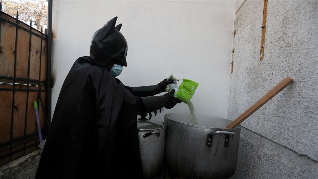 Chilský 'Batman solidario' neboli solidární Batman ze svých financí denně uvaří...