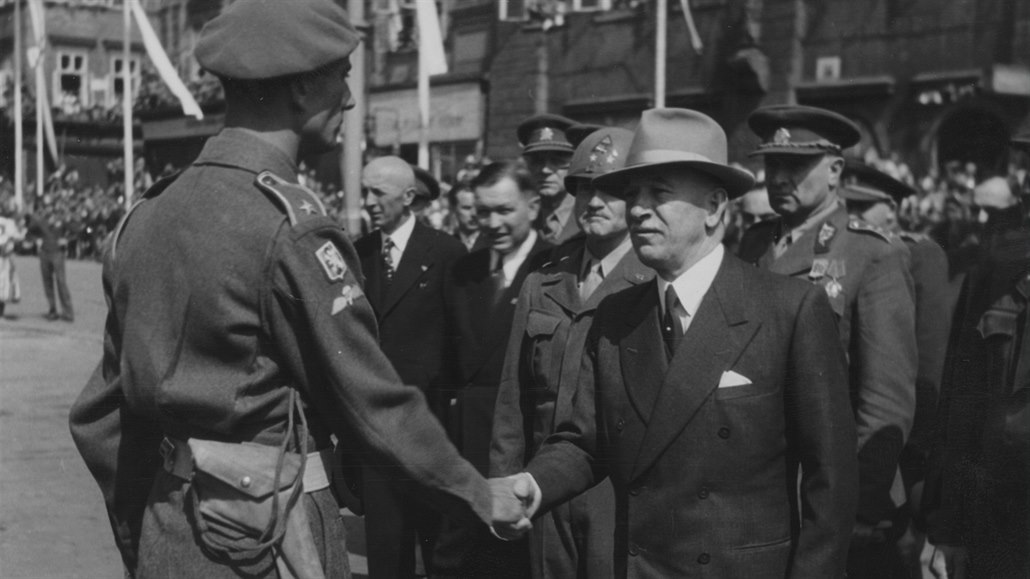tábní kapitán Antonín Petrák jako velitel estné roty vítá 18. ervna 1945 v...