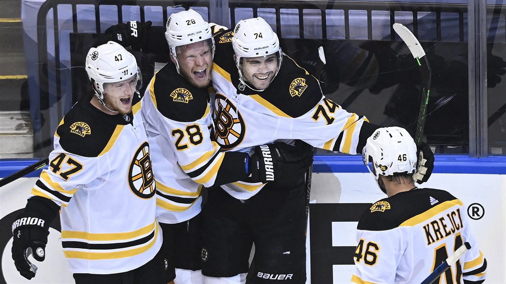 Hokejisté Bostonu se radují z branky.