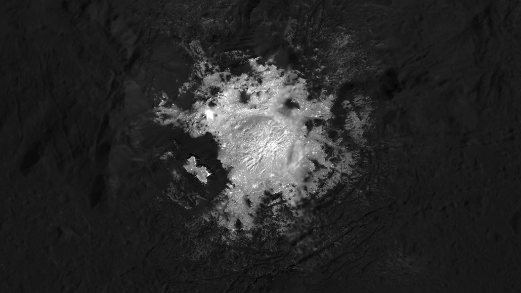 Nejjasnjí skvrna na kráteru Occator na trpaslií planet Ceres ukazuje na...