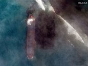 Satelitní snímek japonskou firmou vlastnné lodi MV Wakashio, ze které u...