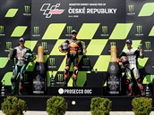 Na stupn vítz v brnnském závod kategorie MotoGP vystoupali (zleva) Franco...