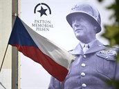 eská vlajka vlaje vedle fotografie amerického generála George Pattona u muzea...