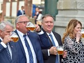 Americký ministr zahranií Mike Pompeo (druhý zprava) ochutnává pivo v pivovaru...
