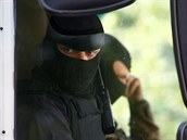 Bloruský ozbrojený policista v masce.