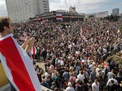 Tisíce lidí pily v Minsku uctít památku mue, který zemel pi policejním...