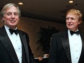 Robert Trump (vlevo) se svým starím bratrem a souasným americkým prezidentem...