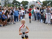 Bloruská holika s vlajkou pi demonstracích proti znovuzvolení Lukaenka.