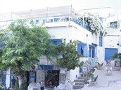 Tuniské msteko Sidi Bou Said vystavné na skále nad moem je zapsáno do...