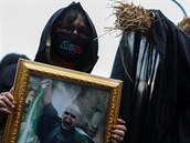 Demontrant drí obrázek lorda Voldemorta, ke kterému protestující pirovnávají...