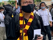 Anon Nampa, organizátor jedné ze studentských demonstrací, v kostýmu z Harryho...