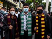Thajtí demonstranti s kostýmy z Harryho Pottera bhem prostest na zaátku...