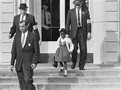 estiletá kolaka Ruby Bridgesová se leny ochranky.