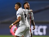Neymar a Kylian Mbappe se radují z výhry