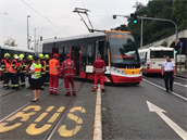 Na Smíchově se srazil autobus s tramvají, odklízení nehody komplikuje dopravu