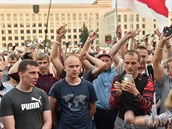 Úastníci protestu na hlavním minském námstí v úterý 18. srpna 2020.