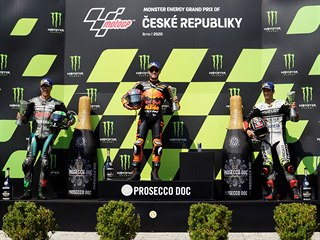 Na stupn vtz v brnnskm zvod kategorie MotoGP vystoupali (zleva) Franco...