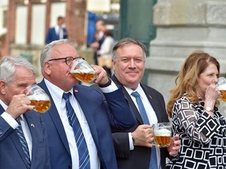 Americk ministr zahrani Mike Pompeo (druh zprava) ochutnv pivo v pivovaru...