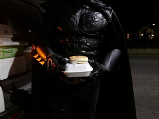 Mu v kostmu Batmana pravideln doruuje nkolik destek teplch pokrm lidem...