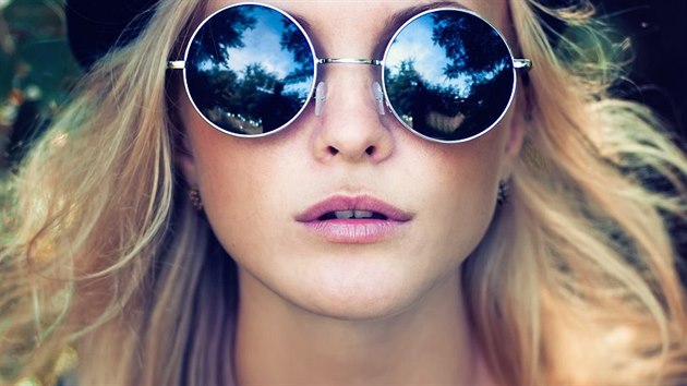 Slunení brýle mohou být módním doplkem, ale mly by také oi dobe chránit