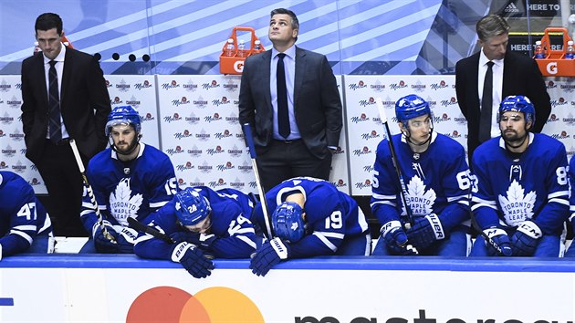 Zklamaní hrái Toronta po vypadnutí z play-off NHL.