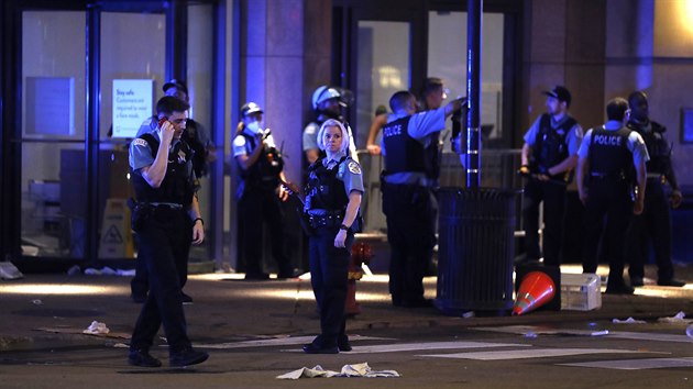 Policisté zasahující bhem protest v Chicagu.