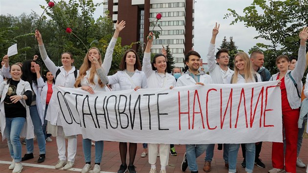 Lékai v Minsku vystoupili proti policejnímu násilí.