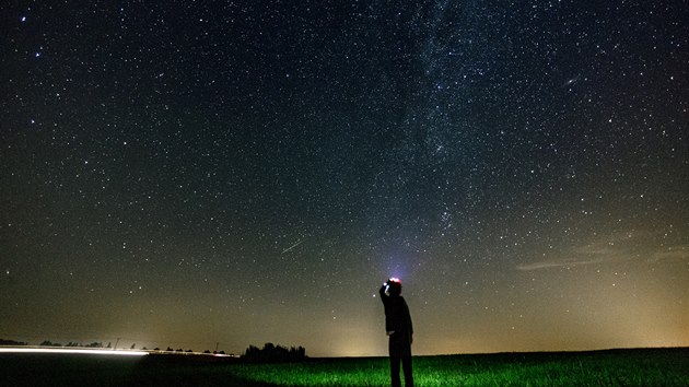 Perseidy se jmenují podle souhv�zdí Perseus, od n�ho� zdánliv� vylétají. Jsou...