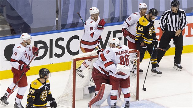 Teuvo Teravainen (86), James Reimer (47).