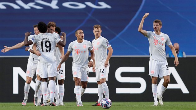 Fotbalist� Bayernu Mnichov slav� vst�elenou branku v utk�n� proti Barcelon�.