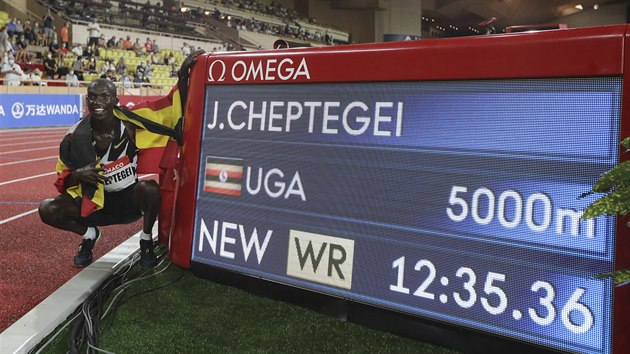 Joshua Cheptegei zabhl nový svtový rekord na trati 5000 metr.