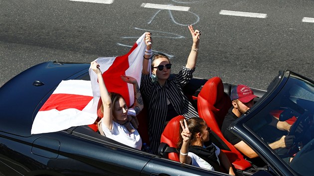 Lid� p�i�li uct�t pam�tku zem�el�ho demonstranta.