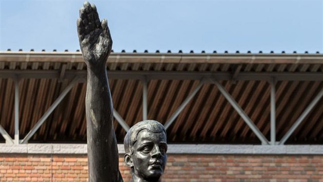 Kontroverzní socha zmizí ze stadionu v Amsterodamu