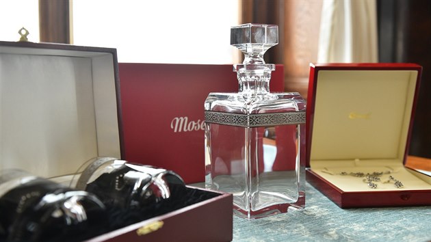 Set od firmy Moser, kter� dostal Mike Pompeo.