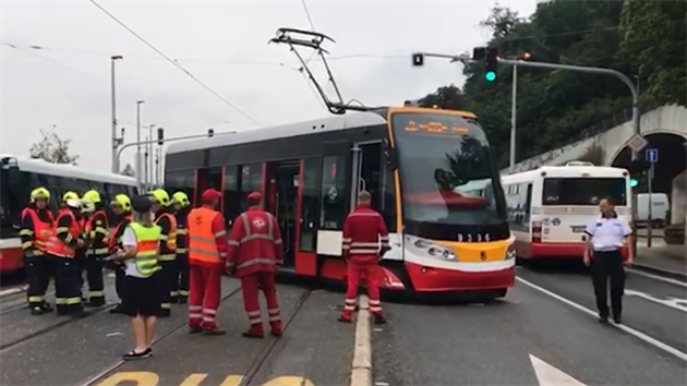 Nehoda tramvaje v Praze.