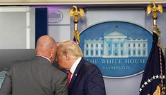 Rozhovor prezidenta Trumpa s bezpe�nostním pracovníkem p�ed tím, ne� Trump bez...