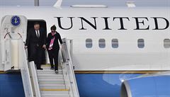 VIDEO: Pompeo dorazil do Prahy. Členové delegace měli při příletu roušky, americký ministr s manželkou ne