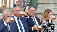 Americký ministr zahrani�í Mike Pompeo (druhý zprava) ochutnává pivo v pivovaru...