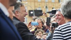 Americký ministr zahrani�í Mike Pompeo (vlevo) se zdraví s lidmi v Plzni, kam...