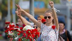 Blorusky protestuj s kvtinami v ruce. Nezamstnan kriminlnci, popisuje Lukaenko demonstranty