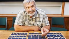 Poklad 435 zlatých a st�íbrných mincí ze 14. století, které na�li 23. b�ezna...