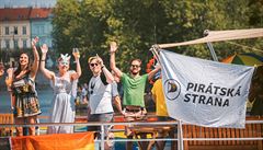 Pirátská loď s bannery na Prague Pride 2020 na Vltavě.