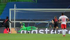 Joao Felix srovnává z penalty na 1:1.