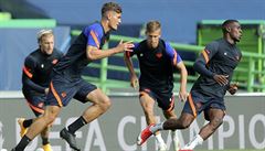 Patrik Schick (druhý zleva) pi rozcvice ped utkáním proti Atléticu Madrid.